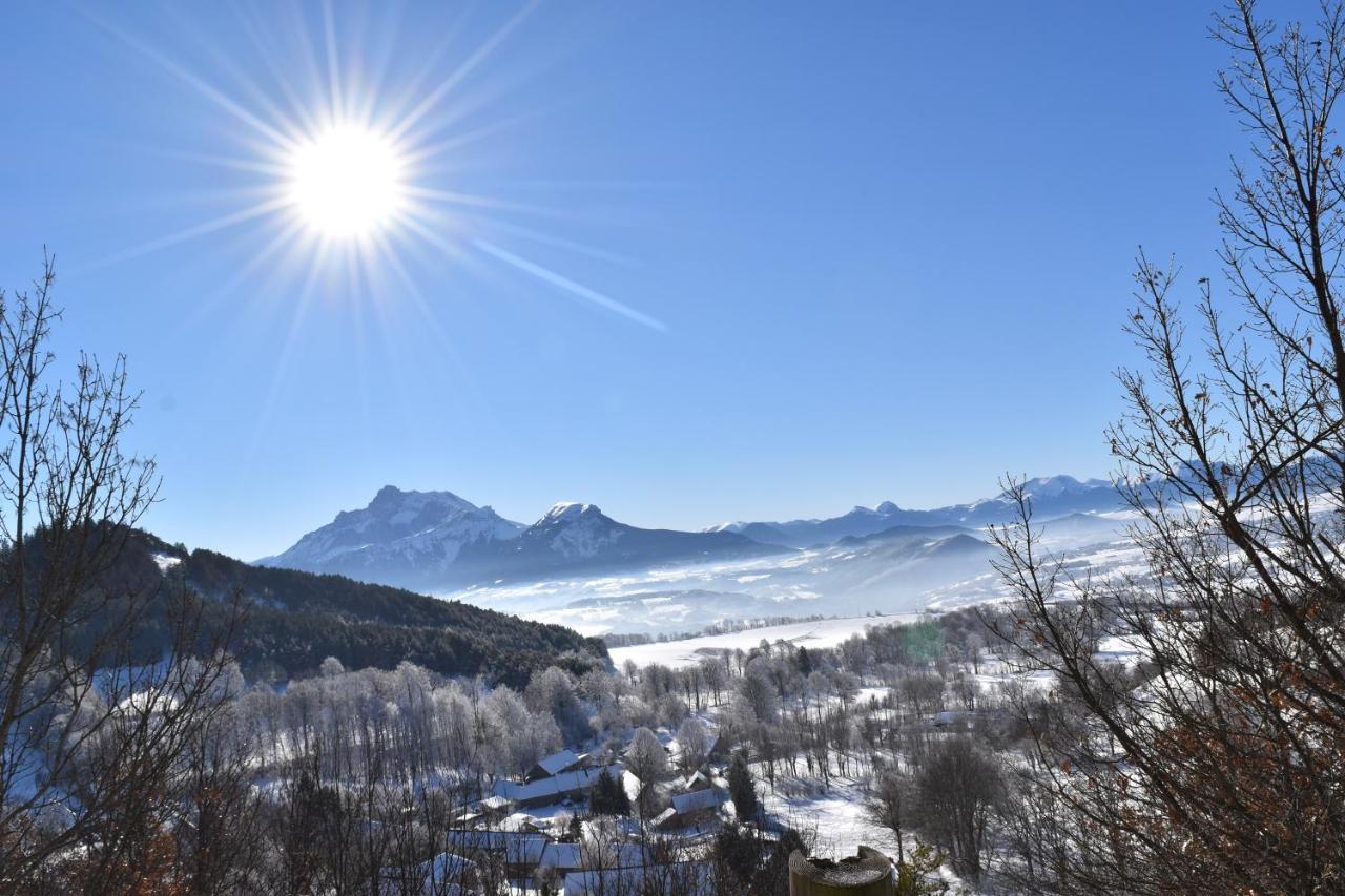 Gite Au Printemps Japonais, Petit Train De La Mure, Parc Des Ecrins Pierre-Chatel Exterior foto